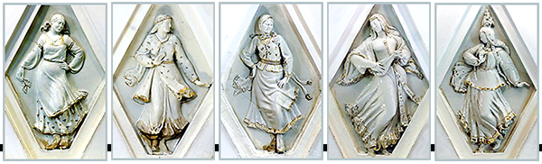 Foto av fem exempel på takets reliefer i närbild. De föreställer olika dansande kvinnor. Porslinen verkar bara vara målat med guldfärg på en del detaljer