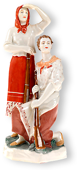 Porslinsgrupp med två kvinnor, den ena står och spejar med han skymmande solen, medan den andra halvsitter och sträcker på nacken för att se. Bägge har gevär i händerna. Den stående kvinnan har en röd kjol med mönster nedtill och en röd sjal på huvudet. Den sittande har en orange sjal runt halsen, en brun kjol och ett förkläde med mönster nedtill