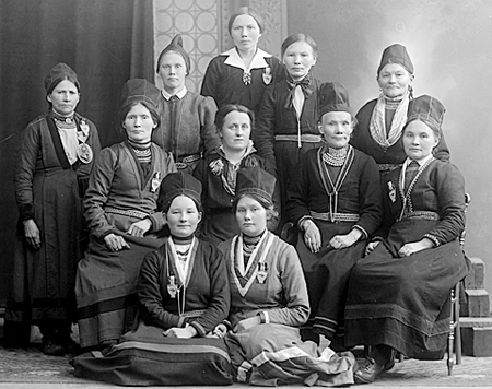 Brurskankens Samiska Kvindeforbund 1917, stående längst bak från vänster: Lisa Barrock, Brita Brantfjeld, Sofie Mathiasen,
Malla Vesterfjeld, Kristine Stinnerbom, sittande på stolar: Elsa Laula Renberg, Ellen Lie, Ellen Olsen, Gunhild Granefjeld, sittande längst fram: Anna Andersen, Maria Pedersen 