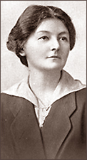 Porträttfoto av Margaret Bondfirld som tittar snett åt höger