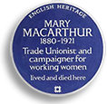 Typisk brittisk blå plakett med texten: English Heritage - Mary Macarthur 1880 - 1921 - Trade Unionist and campaigner for working women - lived and died here