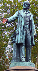 Foto av staty av William Ewart Gladstone, som räcker fram en hand som är målad röd