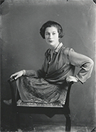 Självporträtt 1930, Anna Riwkin sitter snett på en stol och ser in i kameran