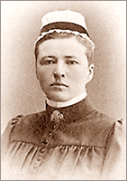 Porträttfoto av Bertha Wellin i yngre dar införd sjuksköterskeuniform inklusive hätta