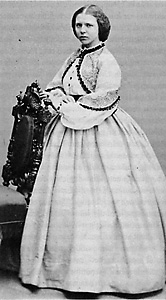 Ellen Bergman i krinolin och lång klänning