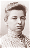Porträttfoto av H`Gerda Meyerson som ung, med en höghalsad randig blus och uppsatt hår
