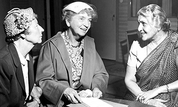 Foto av från vänster Ottar, Margaret Sanger och Lady Rama Rau, alla i halvfigur