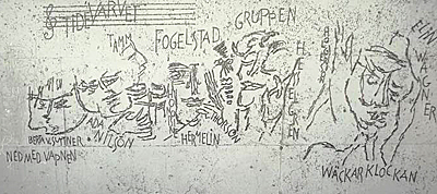 Foto av detalj av väggen på Östermalms tunnelbanestation, där temat är Fogelstadsgruppen med tidningen Tidevarvet