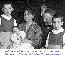 Foto av Valfrid med man och tre av sönderna. Pojkarna står på var sida om föräldrarna, och i Valfrids knä sitter den yngste, som ser ganska nyfödd ut.