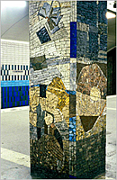 Färgfoto av en del av Vera Nilssons mosaikpelare