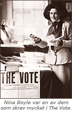Foto av en kvinna som står vid ett skrivbord iförd hatt och dräkt. Längst fram syns en löpsedel med rubriken "The Vote". Under står texten:  Nina Boyle var en av dem som skrtev mycket i The Vote.