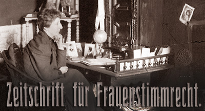 Foto av Anita Augspurg sittande vid sitt skrivbord och med tidningsnamnet inklippt i bilden