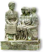 Staty av Käte Duncker som lärare bredvid tre barn