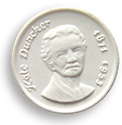 Vit medalj med Käte Dunckers porträtt och namn samt datum för hennes födelse och död