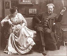 Foto av Julie och Rudolf som sitter på en soffa, troligen i en ateljé
