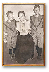 Foto i träram med Clara sittan och Kostja till vänster och Maxim till höger om sig.