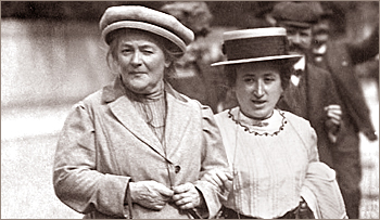 Clara Zetkin och Rosa Luxemburg under en promenad 1910