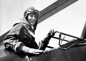 Foto av Amelia Earhart i planets cockpit