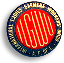 Runt rockmärke för ILGWU med namnet i guld på blått runt om och förkortningen i guld på rött inuti