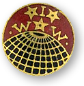 Gammaldags rockmärke för IWW i rött, grönt och guld, med tre stjärnor och en bit av jordklotet