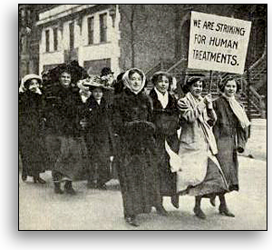 Foto av unga kvinnor i ett demonstrationståg på vintern. Den tredje från vänster av de fyra främsta har ett plakat där det står: We are striking for human treatments.