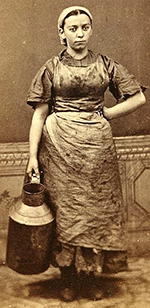 Foto av en tjej i kjol med ett stort förkläde och en mjölkkanna i handen