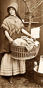 Foto av en kvinna med en korg tvätt i famen