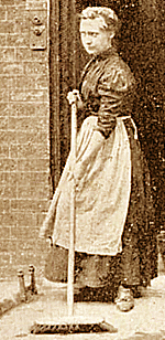 Foto av en tjej som sopar utanför en ytterdörr. Hon är iklädd klänning och ett förkläde.
