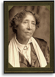 Foto av Lucy Parsons på äldre dar, i en grön ram