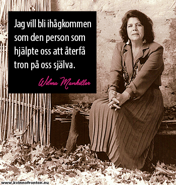 Helbildsfoto av Norma Mankiller med texten: Jag vill bli ihågkommen som den person som hjälpte oss att återfå tron på oss själva.