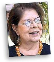 Porträttfoto av Wilma Mankiller på äldre dagar, hon ler och har glasögon på sig