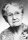 Porträttfoto av Susanna Salter vi 90 års ålder. Hon har glasögon och tittar snett uppåt åt höger