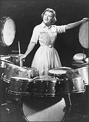 Foto av Viola bakom sina trummor vid tiden för Viola and her Seventeen Drums
