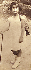 Bild av Hedwig som barn, spatserande med käpp och ryggsäck.