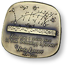Medalj med exempel från patentet och texten "Films have a certain place in time. Technology is forever" Hedy Lamarr 1914-2000