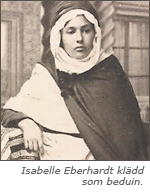 Foto av Isabelle i halvfigur med texten: Isabelle Eberhardt klädd som beduin