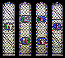 Foto av glasmosaikfönster i fyra delar.