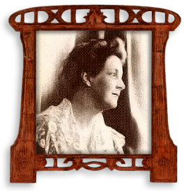 Porträttfoto asv Agnes Garrett i en art deco-ram i mörkt brunrött trä