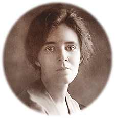 Porträttfoto av Alice Paul som ung. Hon har uppsatt hår och ser rakt in i kameran