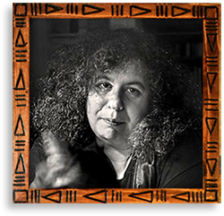 Porträttfoto av Andrea Dworkin i en mönsrad träram