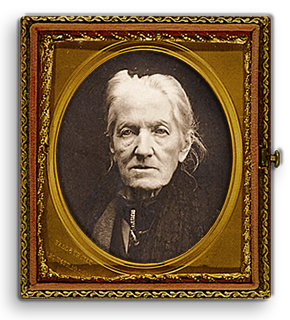 Ovalt porträttfoto av Charlotte Despard som äldre i en gammaldags ram