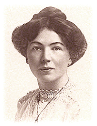 Porträttfoto av Christabel Pankhurst som ser rakt in i kameran. Hon har uppsatt hår, spetsblus och halsband