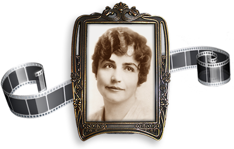 Porträttfoto av Lois Weber i Art Deco-ram och med en filmrulle bakopm