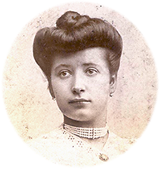 Porträttfoto av Louise de Bettignes med pärlshalsband och uppsatt hår