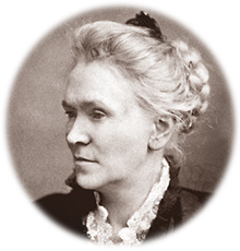 Porträttfoto av Matilda Joslyn Gage som ser snett åt vänster. Håret är uppsatt med en fläta baktill