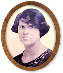 Porträttfoto i oval träram av ung kvinna med kort hår som ser in i kameran