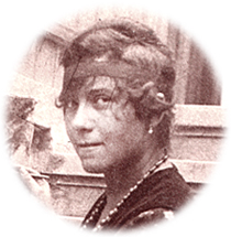 Porträttfoto av ung kvinna som ser in i kameran
