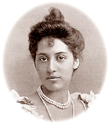 Porträttfoto av ung Sophia med  uppsatt hår och treradigt pärlhalsband runt halsen