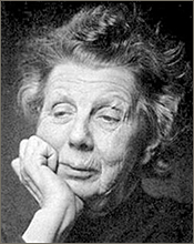 Porträttfoto av Vera Nilsson på äldre dar, när hon lutar huvudet mot ena handen
