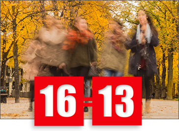 Suddigt foto av tjejer i en park. Framför dem syns två röda rutor med siffrorna 16 respektive 13